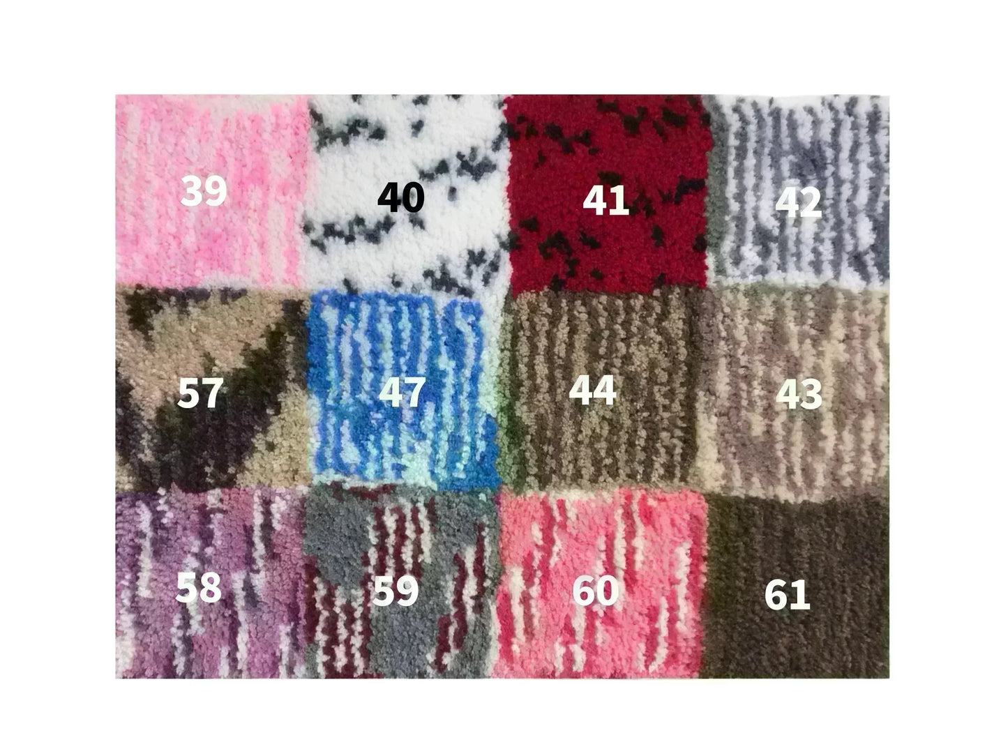 画像には、タフティング用のソフトアクリル毛糸(200g)のカラーチャートが示されています。9つの異なるミックスカラーが表示されており、それぞれのカラーに番号が割り当てられています。左上から順に以下の番号が付けられています:39(ピンク系)、40(ホワイト系の黒模様)、41(レッド系)、42(グレー系)、57(ブラウン系)、47(ブルー系)、44(ベージュ系)、43(グレー系)、58(パープル系)、59(グレーとバーガンディのミックス)、60(ピンクとホワイトのミックス)、61(ダークブラウン系)。