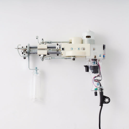 AK-1クリアタフティングガンの側面。機械の構造が見えるクローズアップショット。