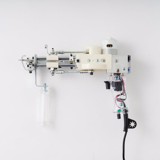 AK-1クリアタフティングガンの側面。機械の構造が見えるクローズアップショット。AK-1 カットパイル タフティングガン 初心者向け電動式