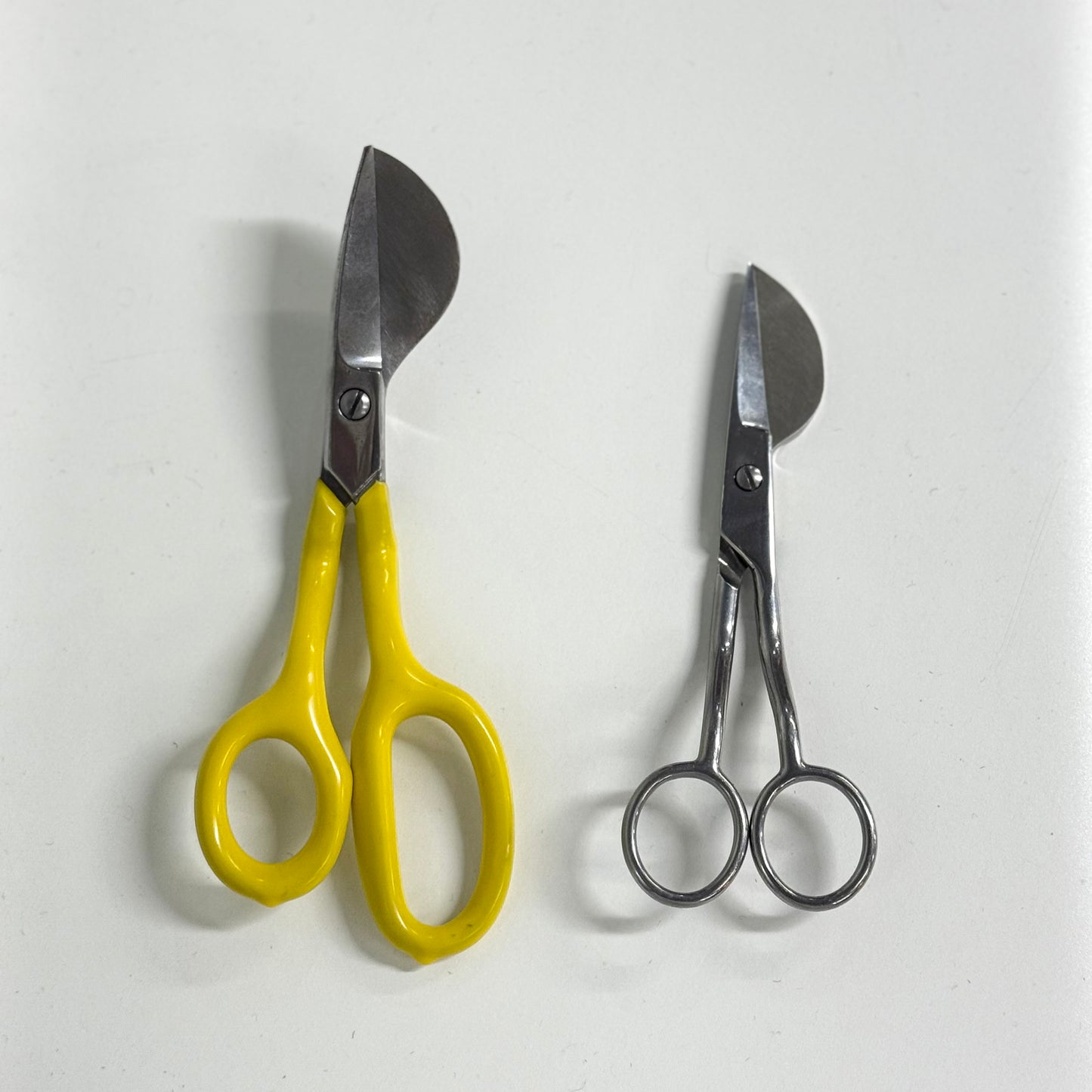 黄色のダックビルと新作のスリムダックビルが横並びになっている。スリムダックビルのほうがサイズが小さくコンパクトなのが伝わる。