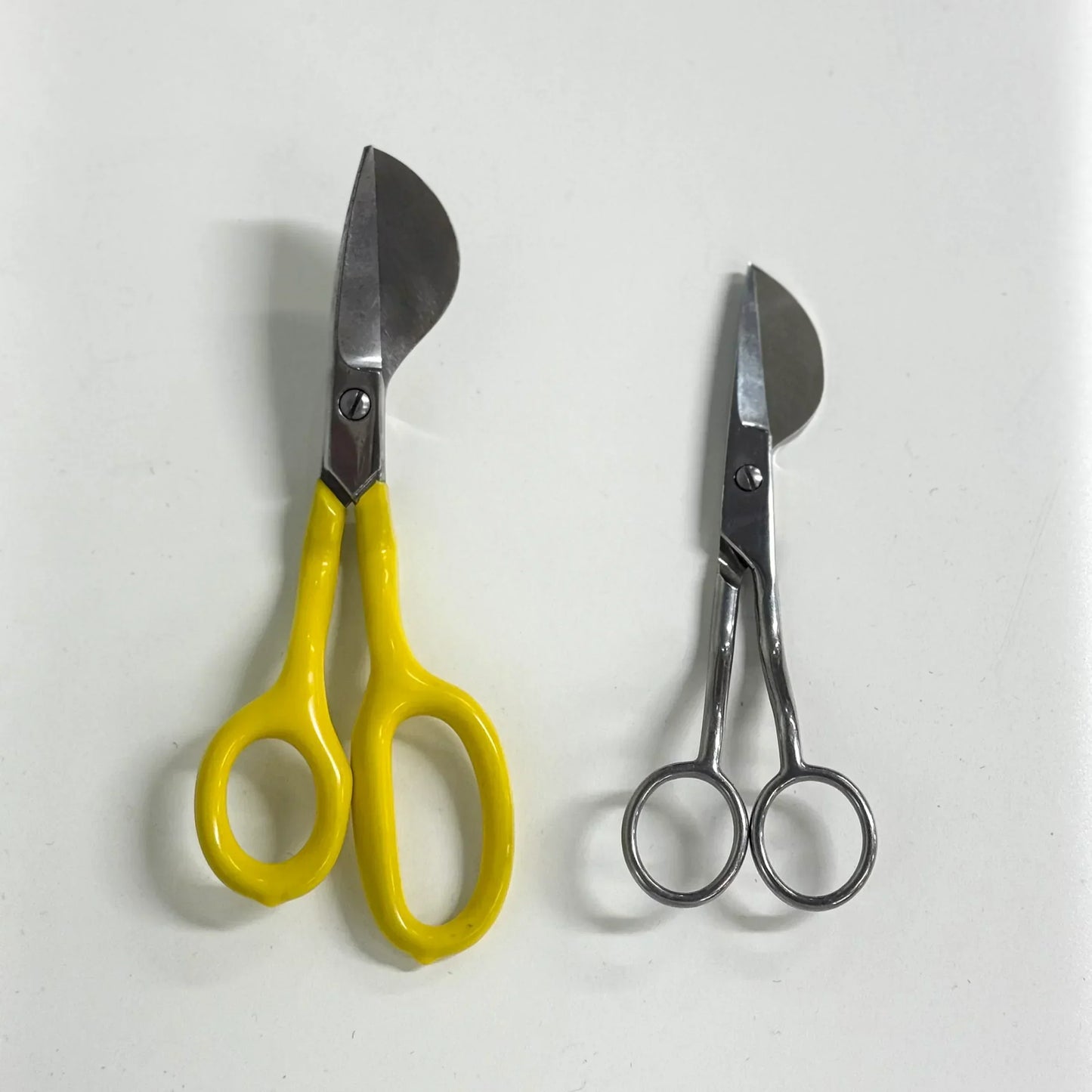 黄色のダックビルと新作のスリムダックビルが横並びになっている。スリムダックビルのほうがサイズが小さくコンパクトなのが伝わる。