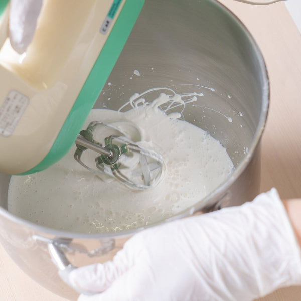 ラグ用接着剤を撹拌する様子