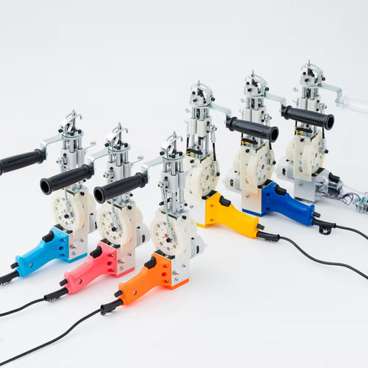 Tufting Gun - RUGMATAG 複数のタフティングガンの側面。ハンドルと各機械部品が詳細に写っている。