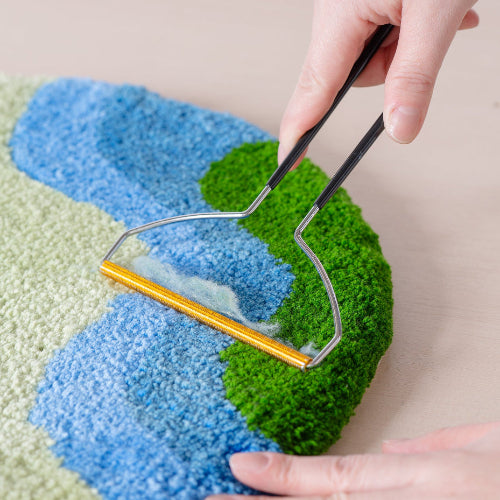 ラグクリーナーでラグの表面を掃除する様子