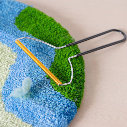 ラグクリーナーでラグの表面を掃除する様子