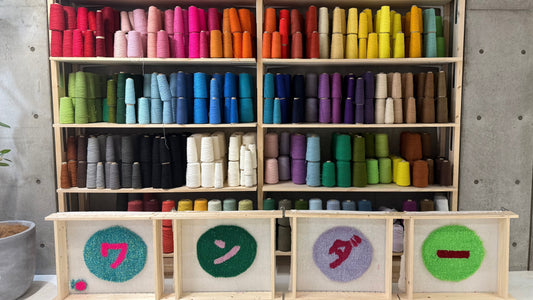 接着剤を詰め替えてくださっているワンダーフレンズさん、タフティングを体験！