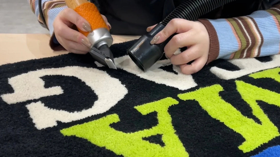 タフティングで作ったラグにトリマーを使ってカービング技術をラグに施している様子