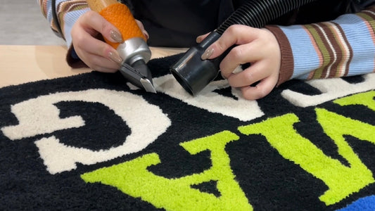 タフティングで作ったラグにトリマーを使ってカービング技術をラグに施している様子