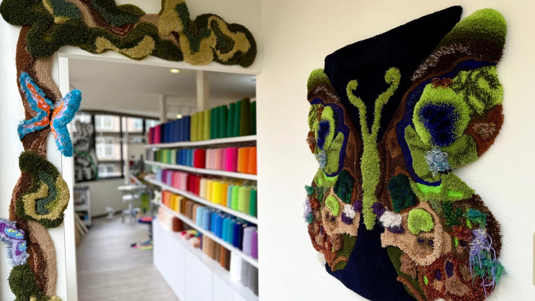 RUGMATAG森ノ宮店舗入り口 - タフティング材料とカラフルなハンドメイド作品が展示された芸術的な店内空間