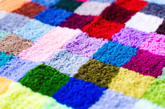 【検証】ソフトアクリル毛糸200gで作れるラグの大きさ・MIXカラーの打ち込み比較