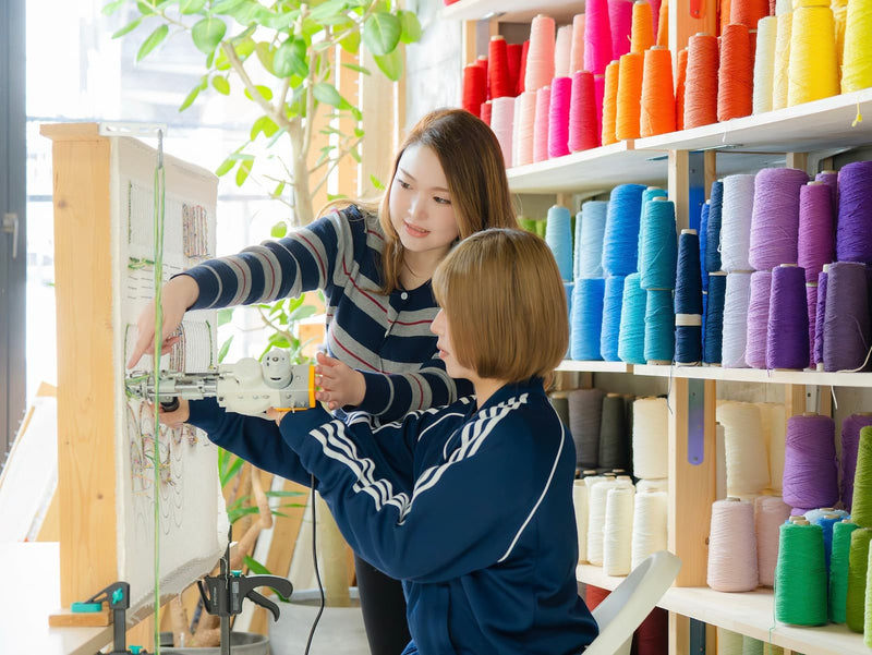 大阪・北堀江のRUGMATAG店内でタフティングを体験している様子
