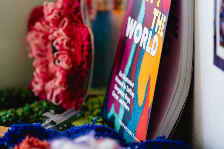 木製の糸たてとタフティング用ツールが組み立てられた作業場の一部