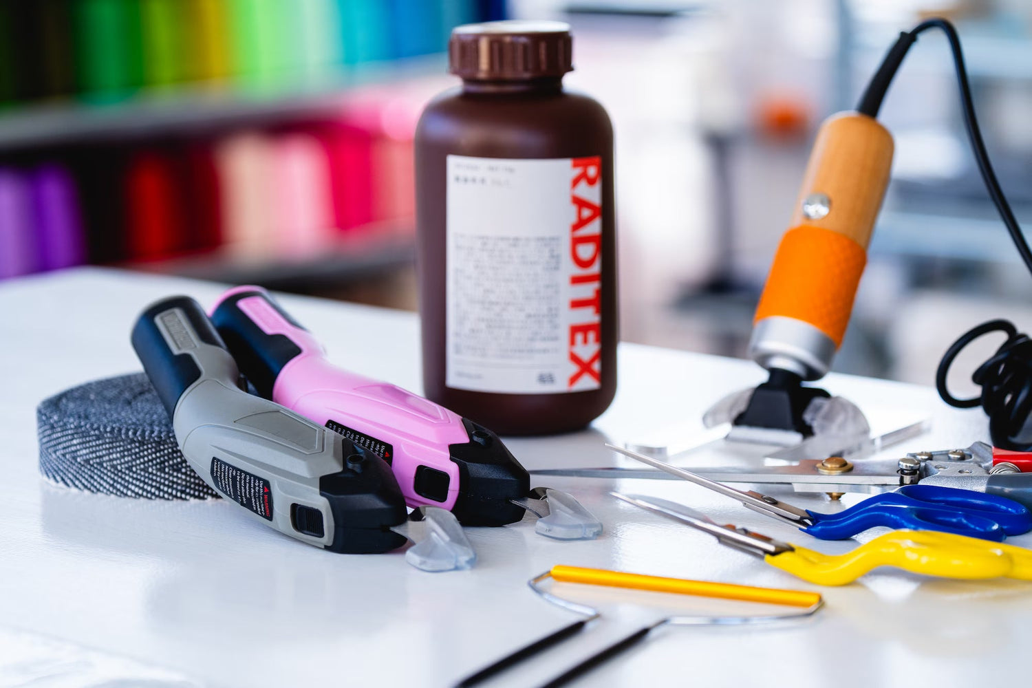 タフティング用バリカンや接着剤、工具が揃えられた作業テーブル