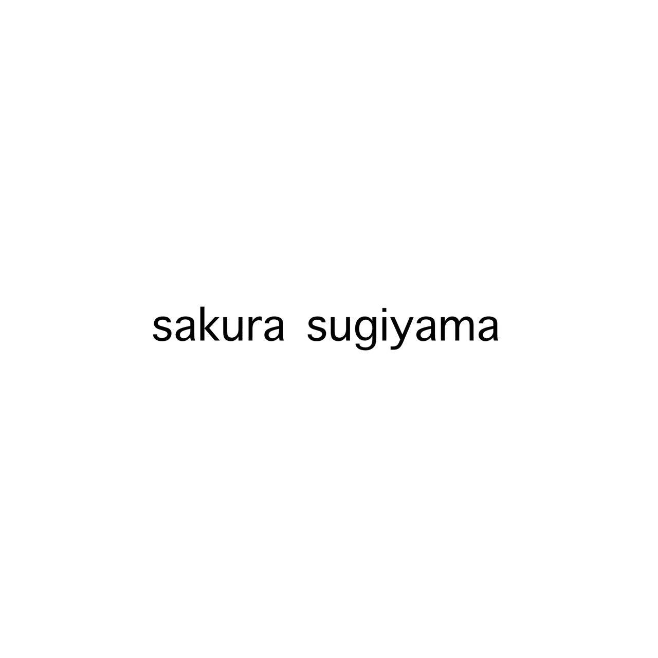 タフティングアーティストの杉山さくらさんのロゴとして、同氏の名前がアルファベットで記載されています。背景は白で文字はゴシック体の小文字です。