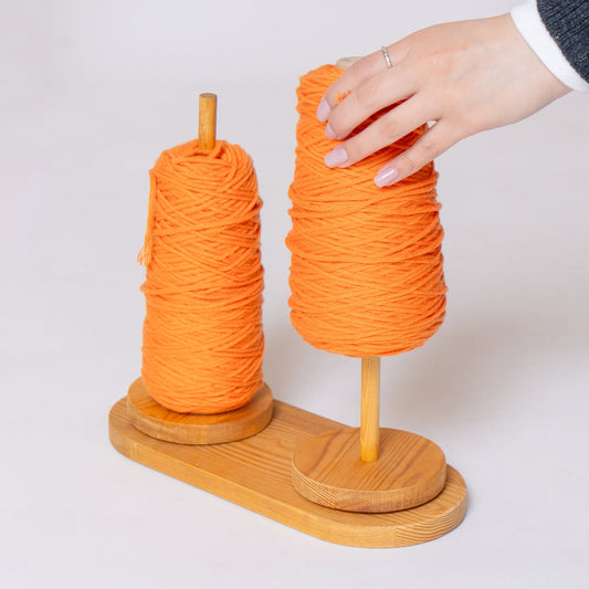 2コーン用の糸立てに毛糸を差し込む