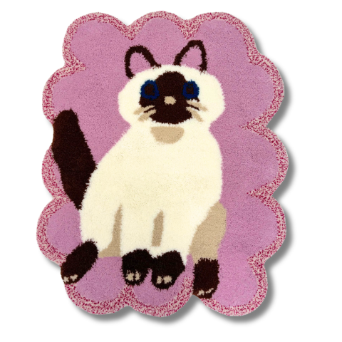 紫色の縁取りの中に描かれたシャム猫のラグ。白い体に黒い耳と尻尾、青い瞳が特徴。