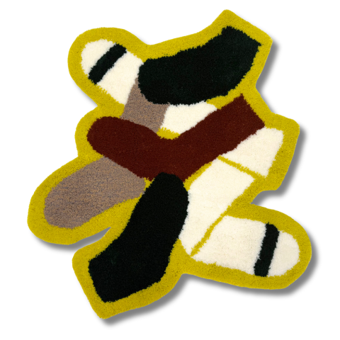 黄色の縁取りの中に、黒・白・茶・グレーの靴下が重なり合うようなデザインのラグ。