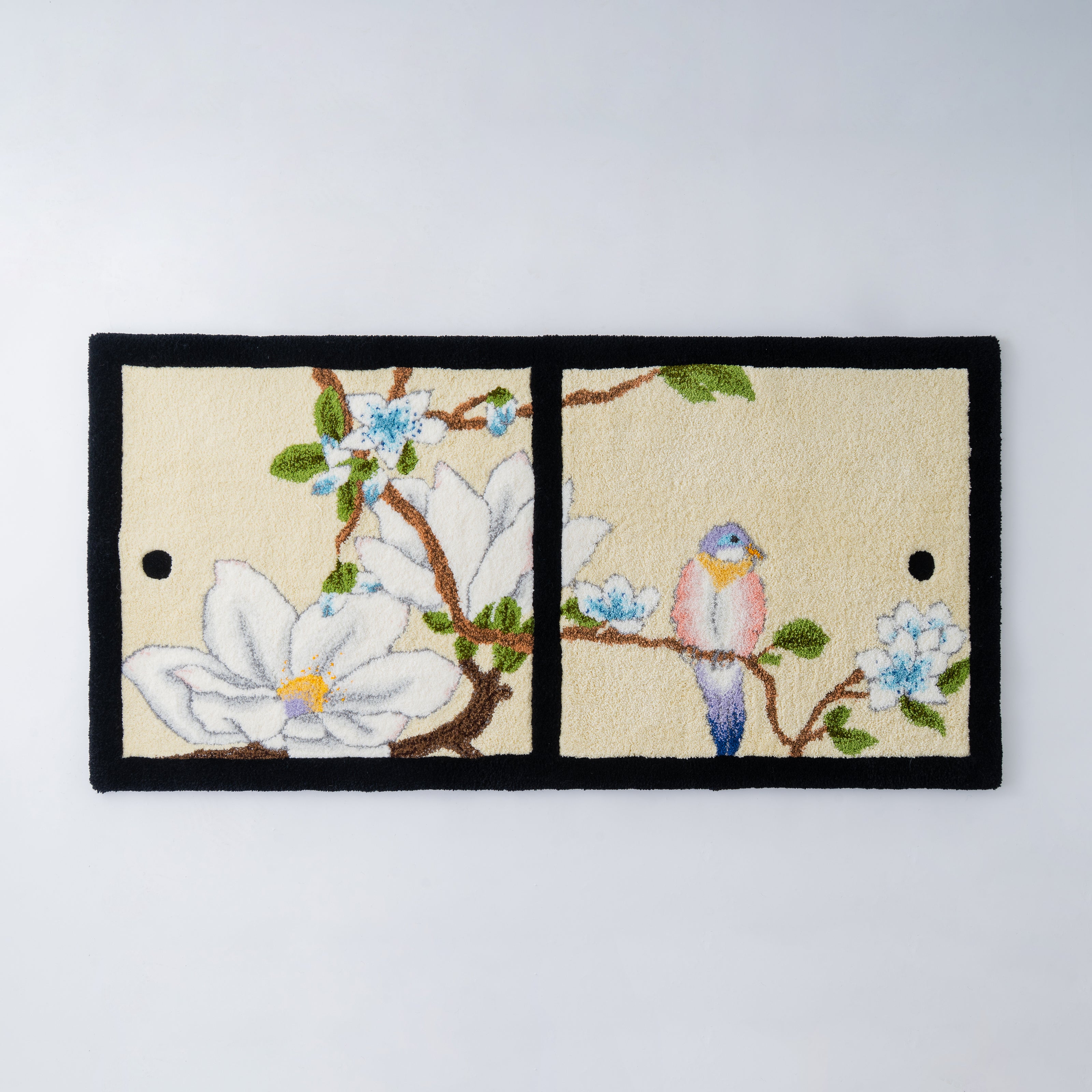 白い花と枝、可愛い小鳥を日本の襖風にデザインした長方形タフティングラグ。繊細な毛糸の色表現と高密度パイルで和柄の美しさを再現したアートラグ作品。RUGMATAGによる手仕事のタフティング表現