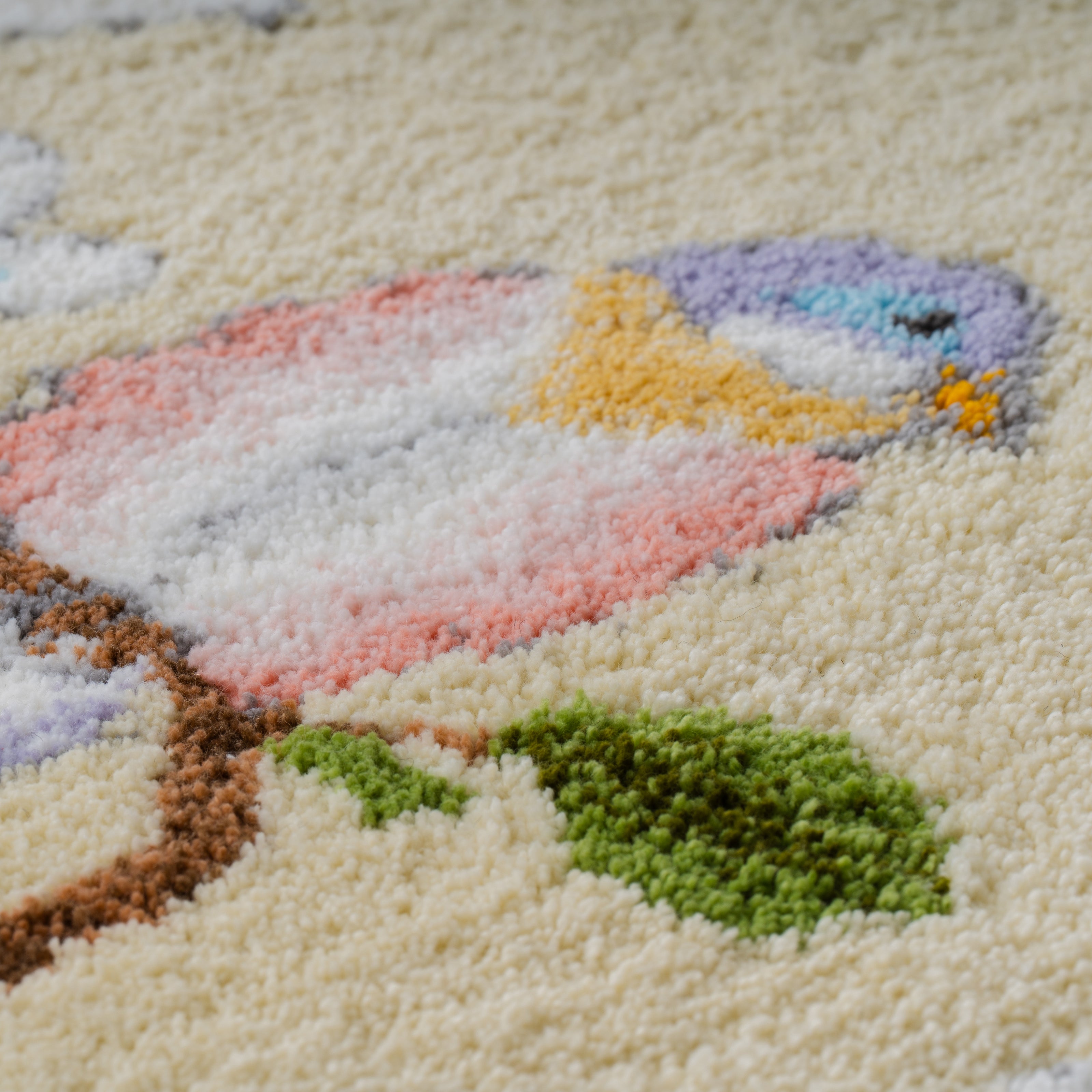 白い花と枝、可愛い小鳥を日本の襖風にデザインした長方形タフティングラグ。繊細な毛糸の色表現と高密度パイルで和柄の美しさを再現したアートラグ作品。RUGMATAGによる手仕事のタフティング表現。