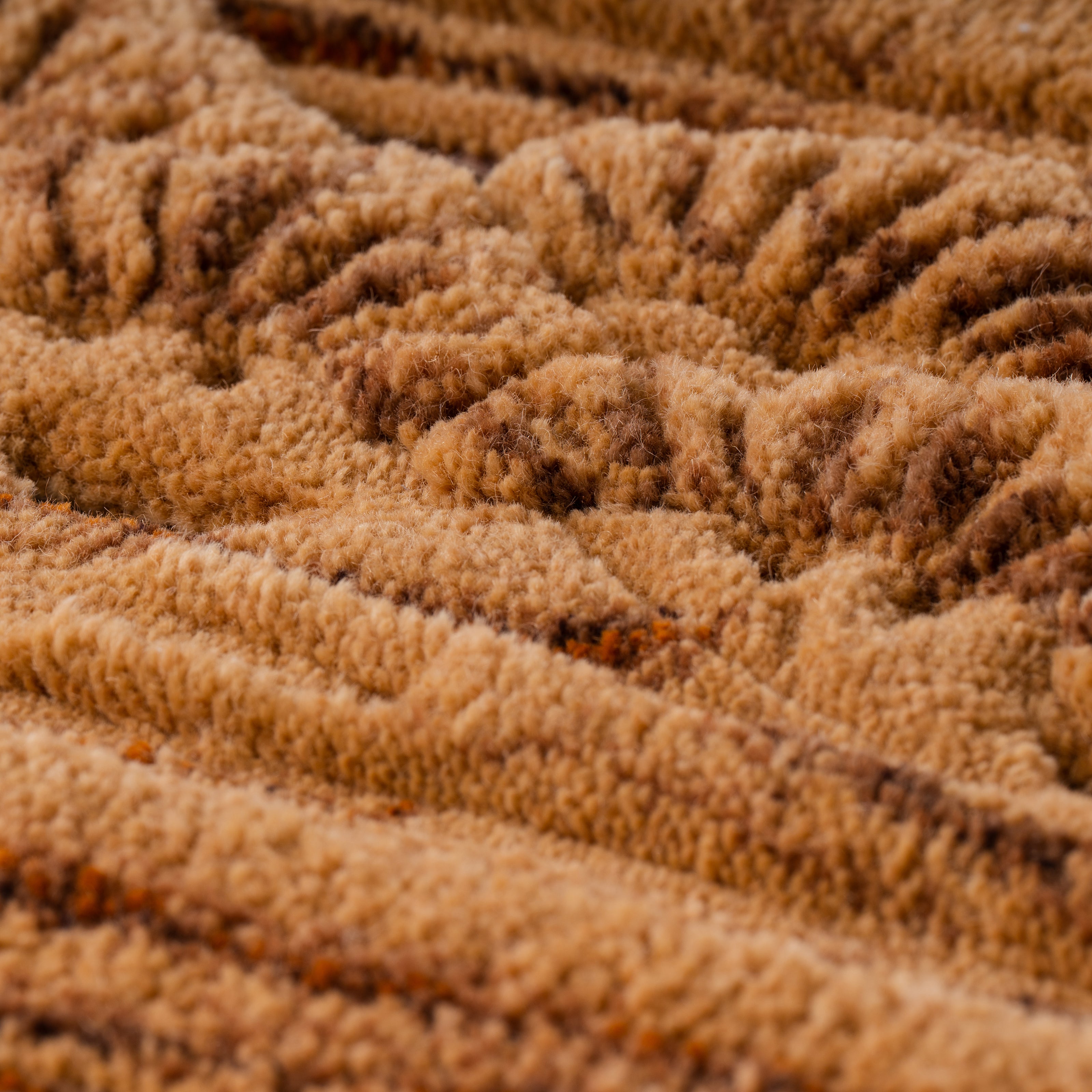 木目を表現したタフティングラグの立体カービング部分を撮影した接写。柔らかなパイルと陰影の再現性が高く、彫刻のような質感が際立つRUGMATAGの技術を示すディテール写真