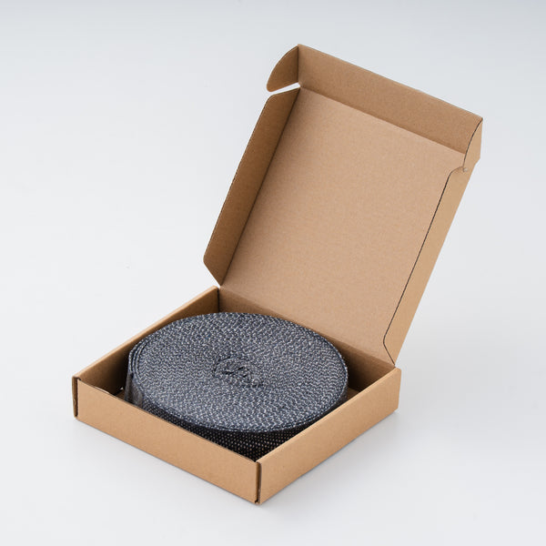 バッキングテープ（ラグ縁処理用）。コットン35%・ポリエステル65%、幅3cm・20m巻き、ブラック・ベージュ2色展開