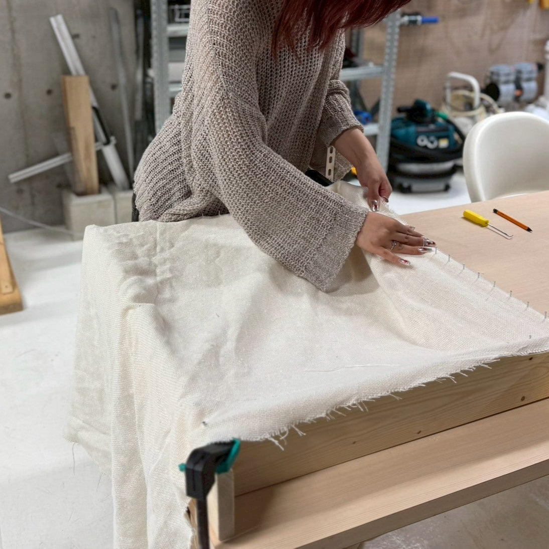 木枠に基布を張って固定している様子。