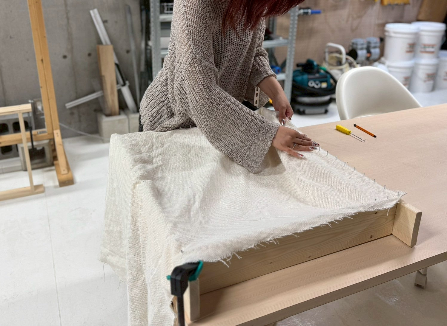 ホームタフティングスタートコース 初心者向けワークショップ。木枠に基布を張って固定している様子。