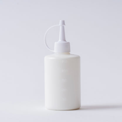 折り返し仕上げ用速乾接着剤のボトル容器（RUGMATAG）