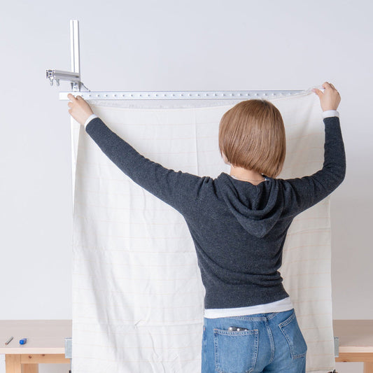 タフティング用のアルミフレームに布を張る