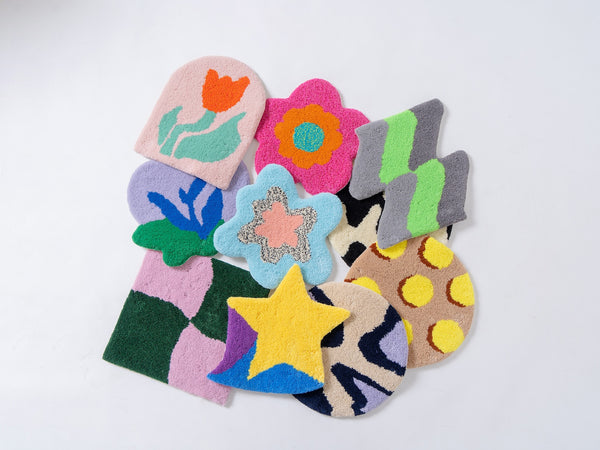 チェア&アートラグコースの完成例。花・星・幾何学デザインの35cm角ラグ