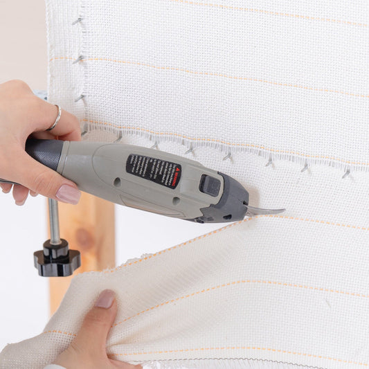 電動ハサミで仕上がったラグをカットする様子