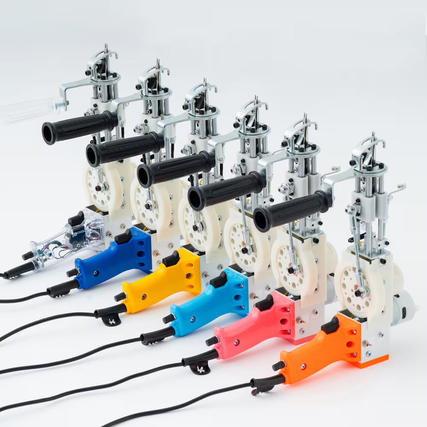 カラーバリエーションが並んだ、タフティングガンの製品写真