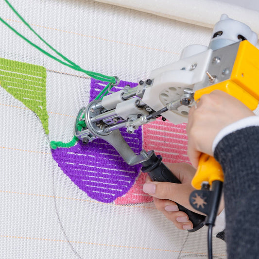 タフティングガンでソフトアクリル毛糸を打ち込む様子