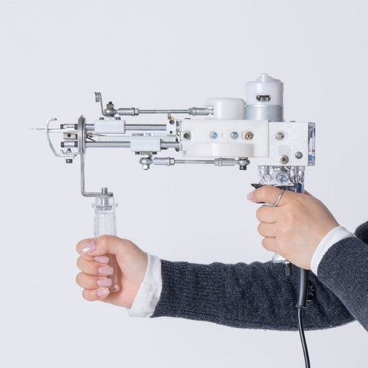 タフティングガンを手に持つ様子