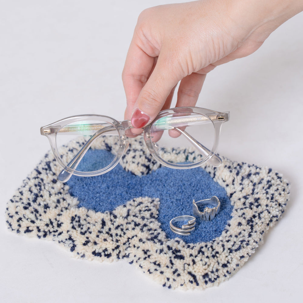 ミニラグにアクセサリーやメガネを置く