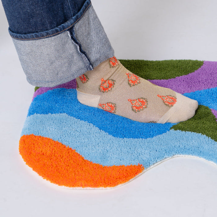 オリジナルラグを踏む様子