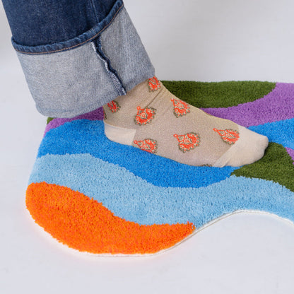 オリジナルラグを踏む様子