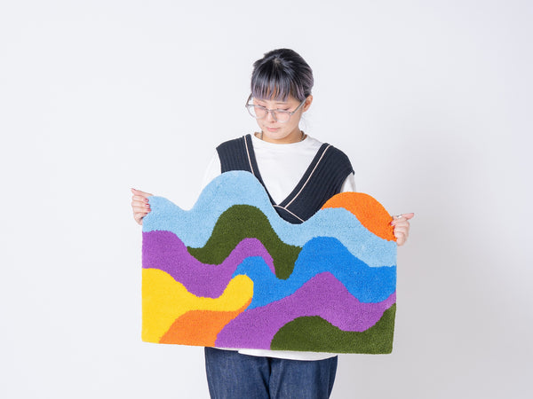 オリジナルラグコースの作品例。自分のデザインを毛糸で表現したカラフルなオリジナルラグ