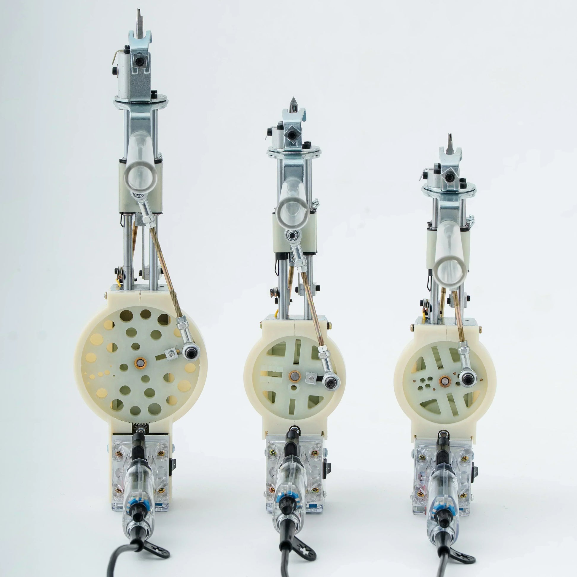 サイズの違うタフティングガンが3つ横並びに並んでいる。左から40mm・30ｍｍ・14ｍｍ