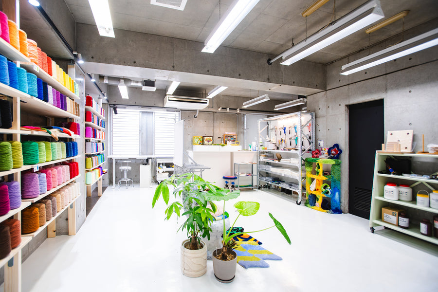 RUGMATAG 北堀江店のショップ内観。タフティングガンや毛糸が並ぶ実店舗