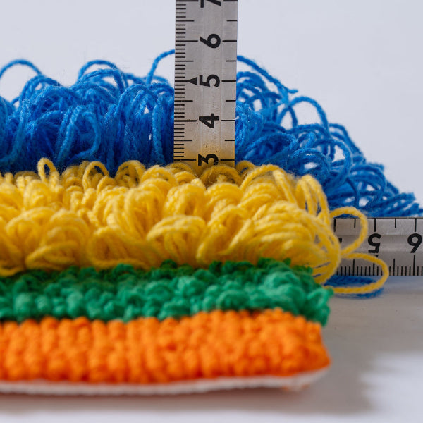 毛足の長さを比較している様子