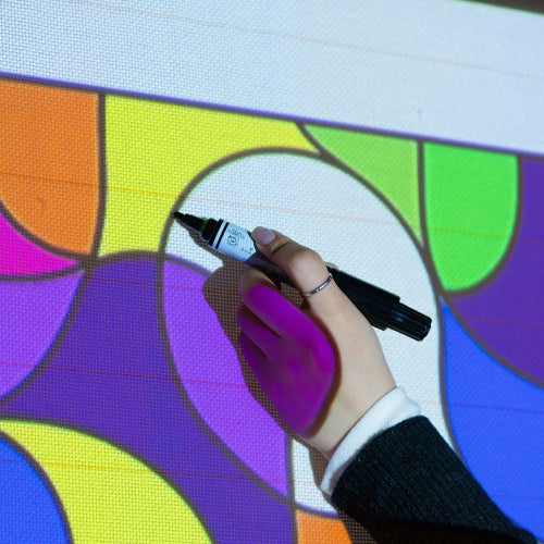 オリジナルのデザインをプロジェクターで投影して転写する様子