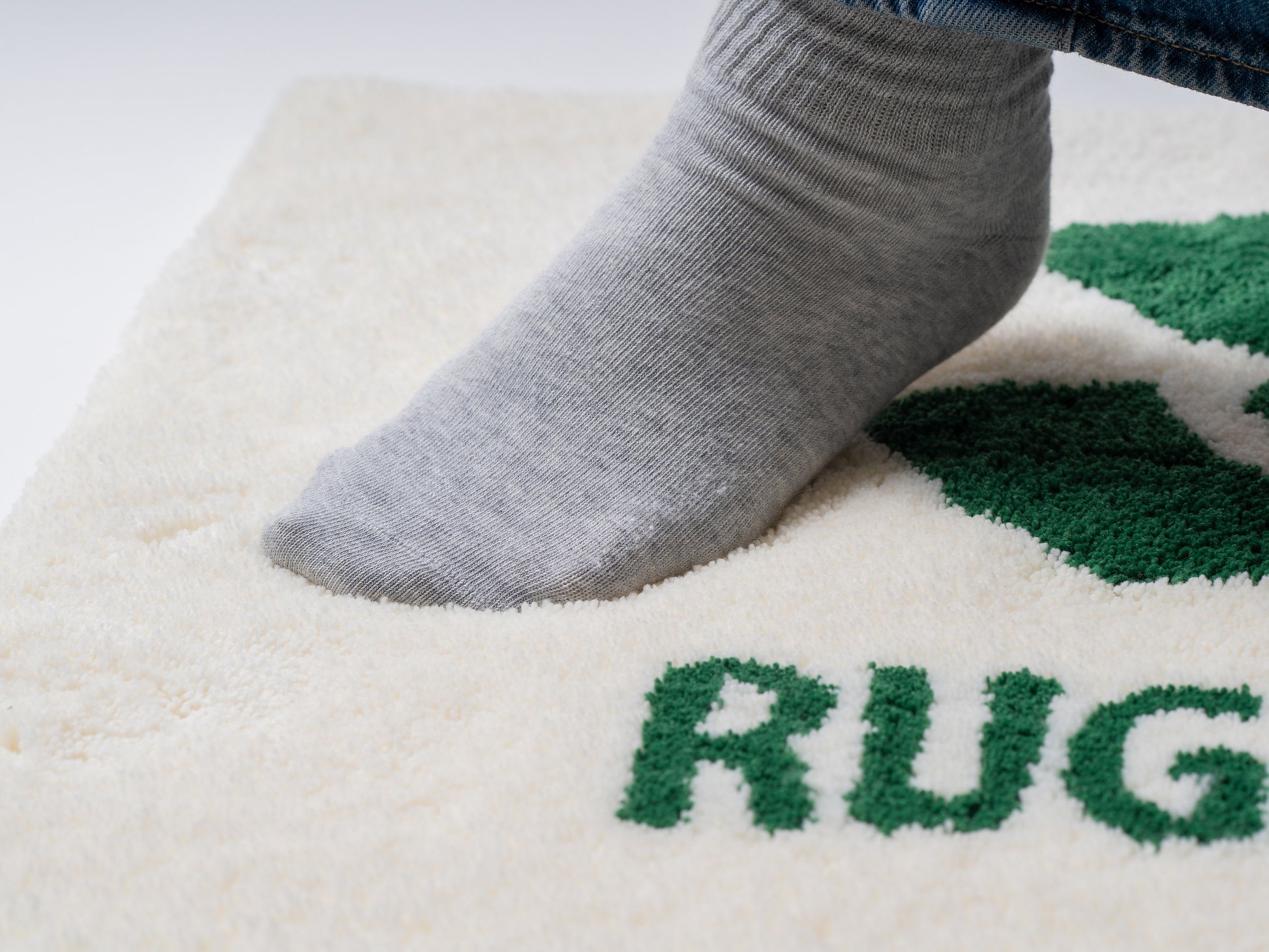 RUGMATAGロゴマットと足元のクローズアップ