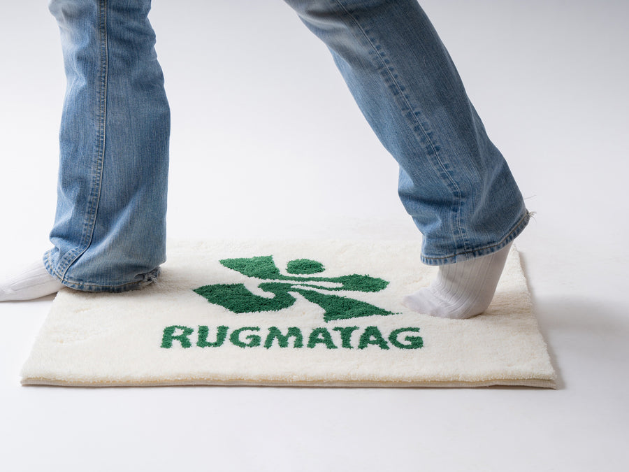 RUGMATAGロゴマットの上に立つ足元