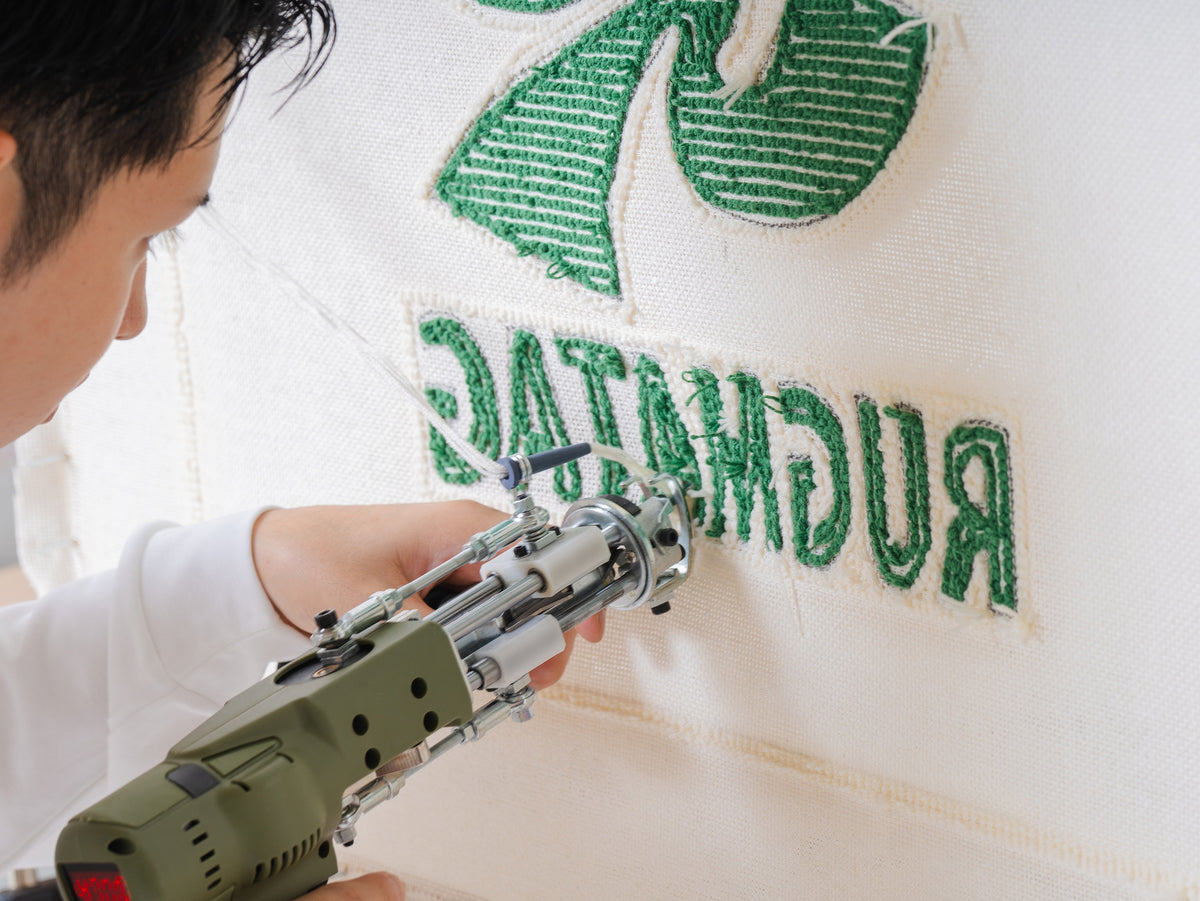 タフティングで打ち込んだ文字部分のクローズアップ（RUGMATAG）