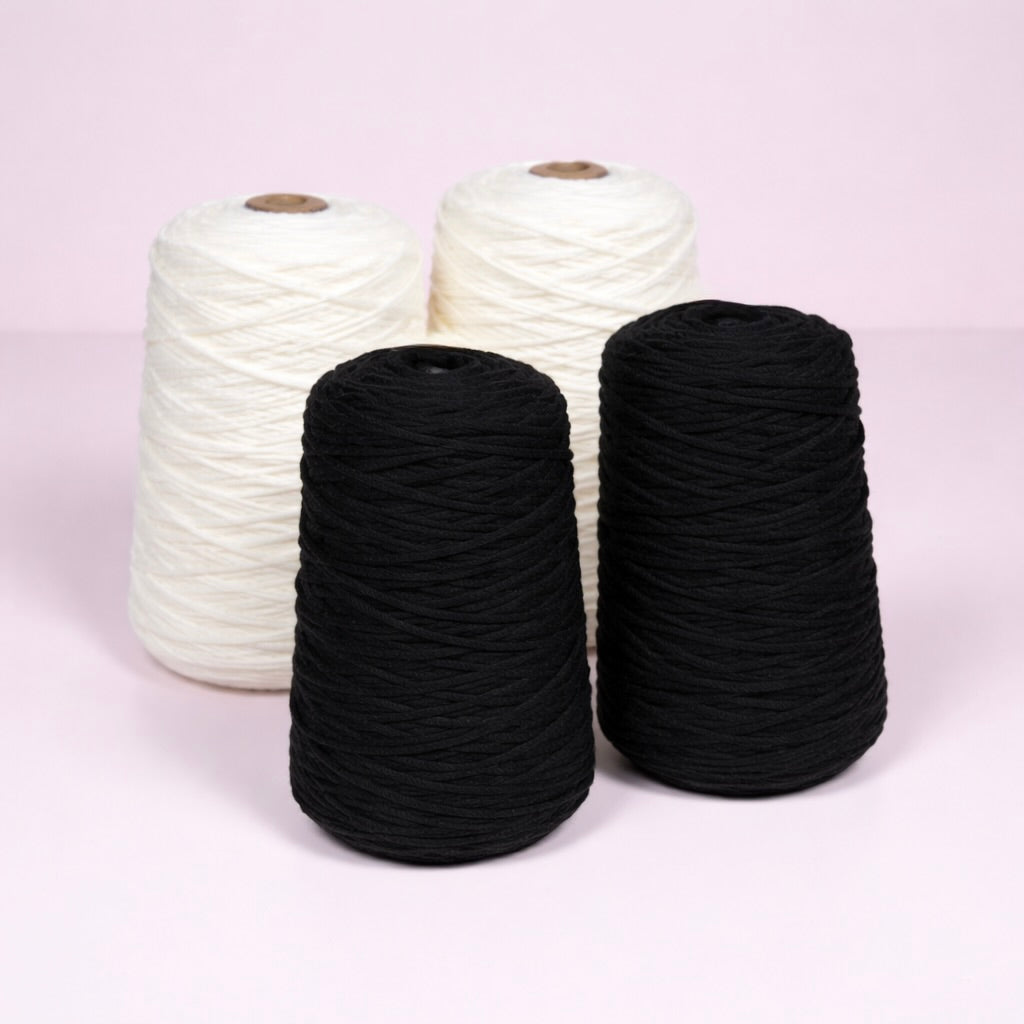 タフティング用　ソフトアクリル毛糸　黒と白のセット販売　4本が並んでいる