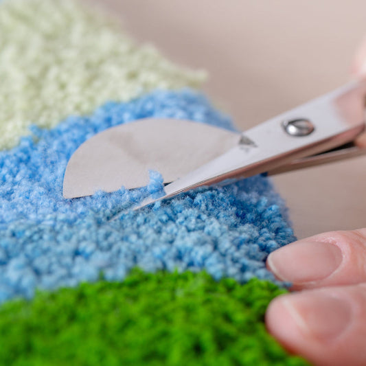 シルバーのダックビルハサミで表面とカットする様子