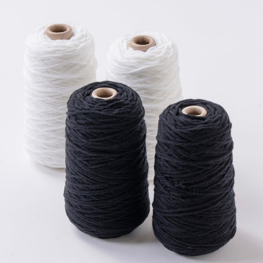 ソフトアクリルの白色・黒色が並んでいる