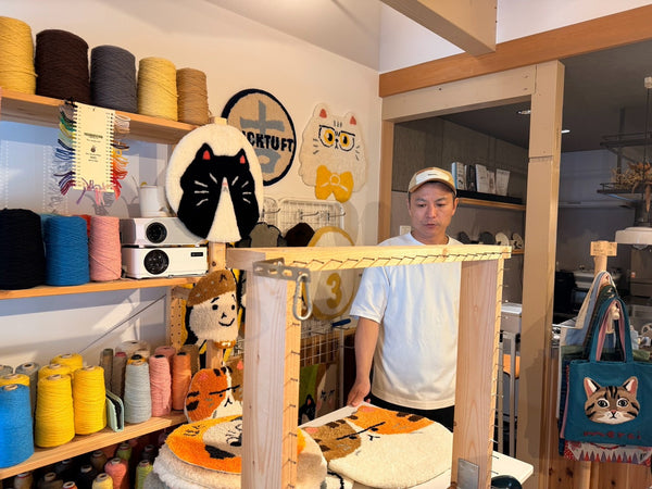 luck_tuftさんの制作スペースと毛糸棚