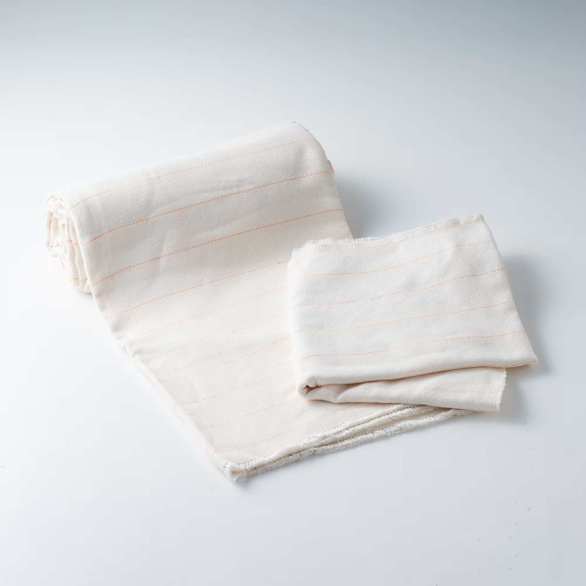 タフティング用の基布を折りたたんだ状態の写真